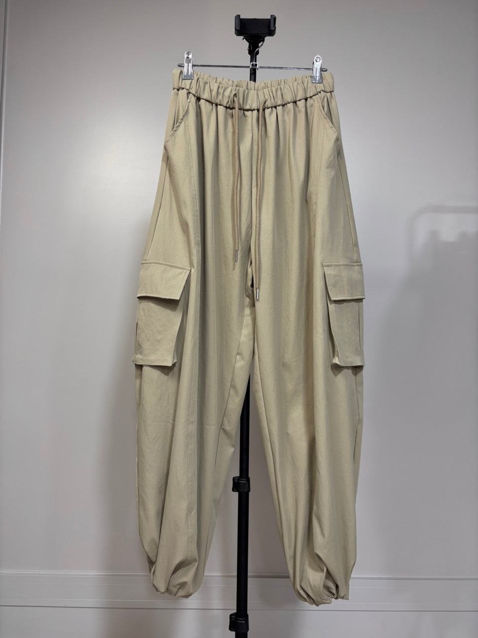 Cargo beige avec bas de jambes resserrés