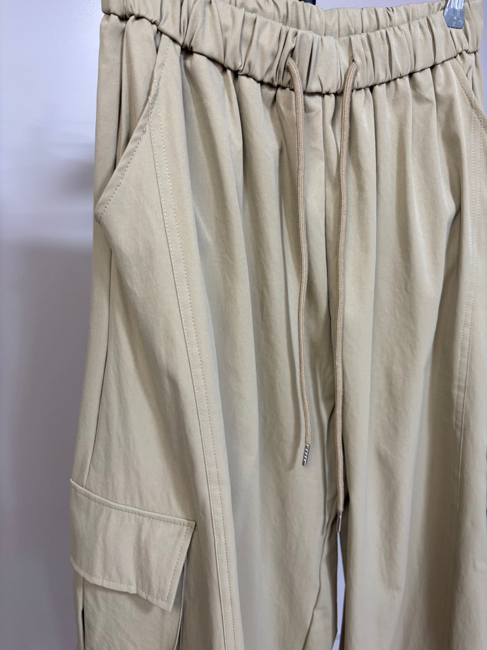 Taille élastiquée et poche cargo du pantalon beige