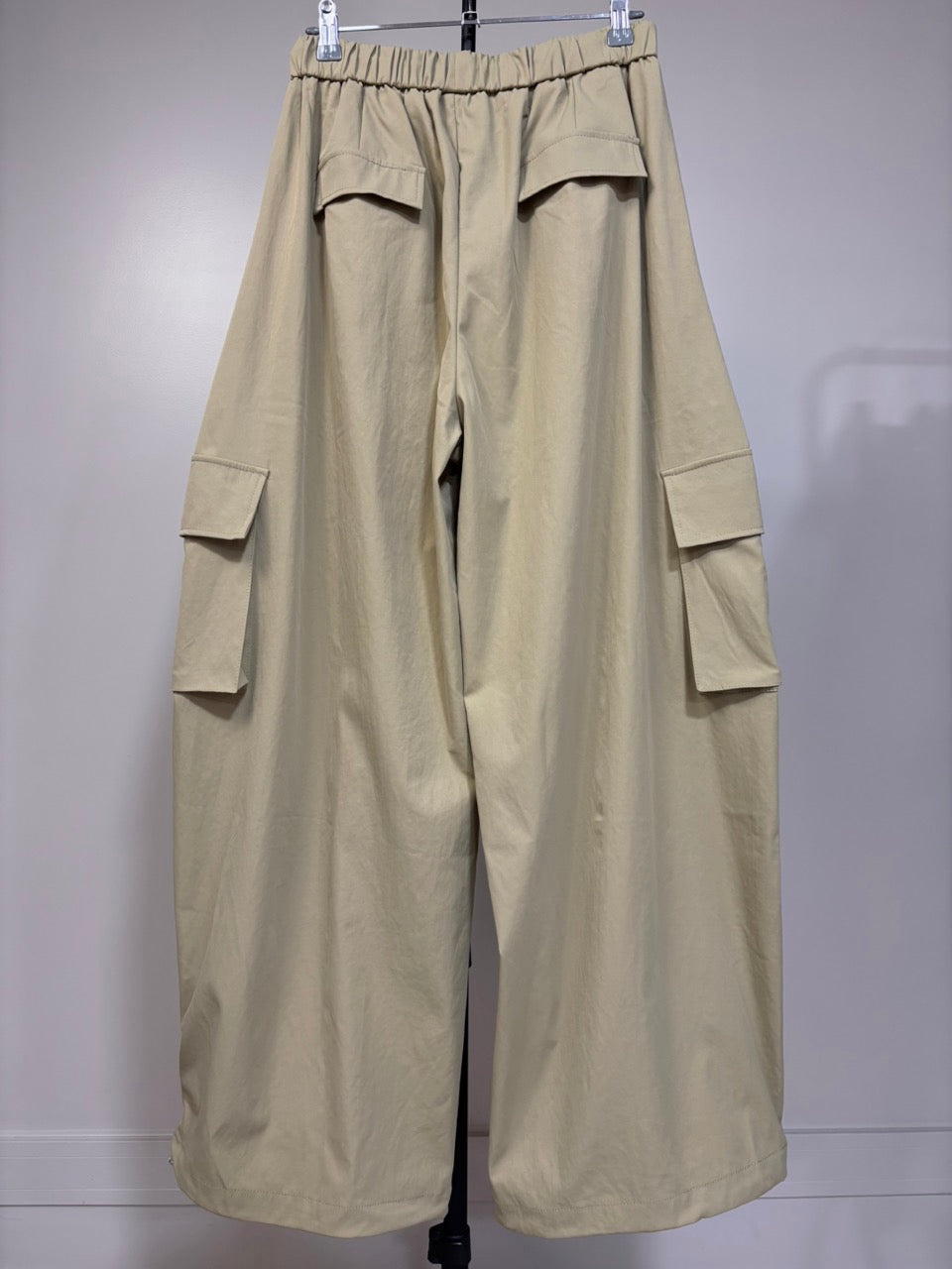 Pantalon cargo beige, vue de dos