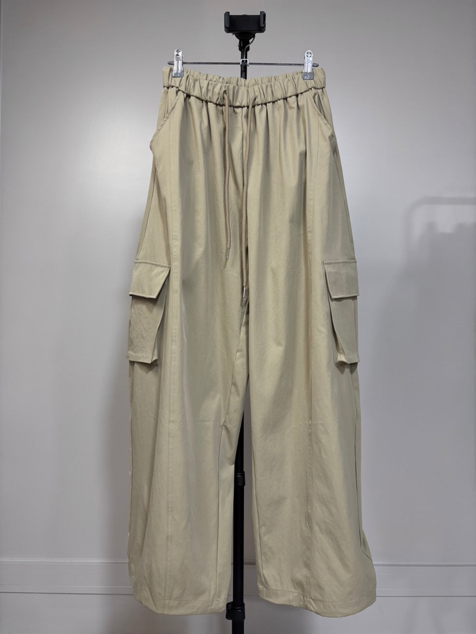 Pantalon cargo beige, vue de face