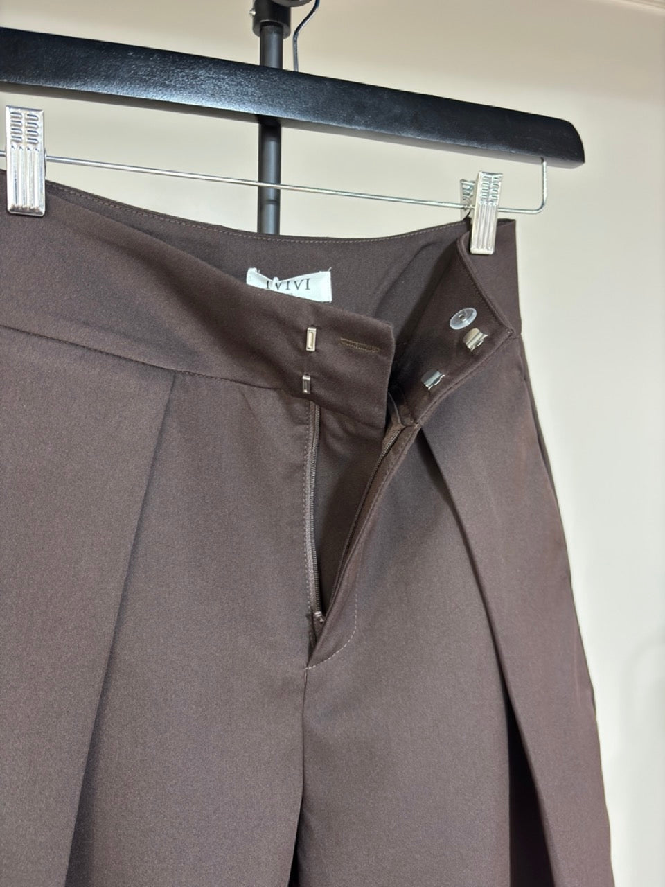 Fermeture du pantalon bordeaux