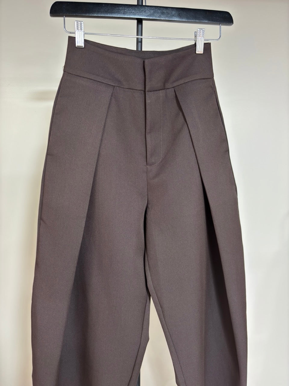Détail des pinces du pantalon bordeaux