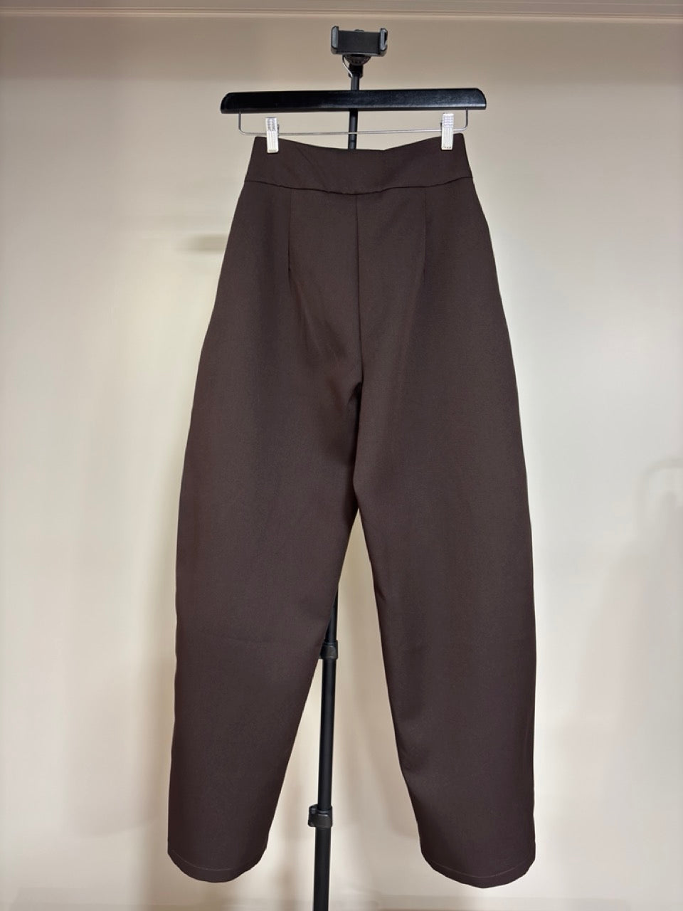 Pantalon à pinces bordeaux, vue de dos
