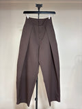 Pantalon ample à pinces bordeaux, vue de face