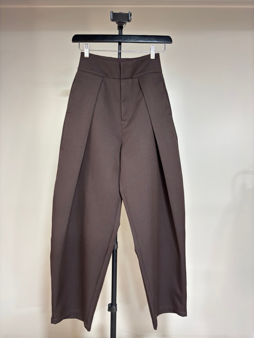 Pantalon ample à pinces bordeaux, vue de face